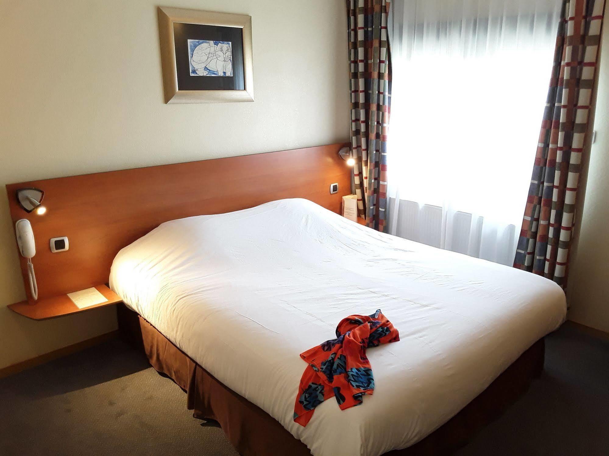In Situ Hotel Валансьен Экстерьер фото